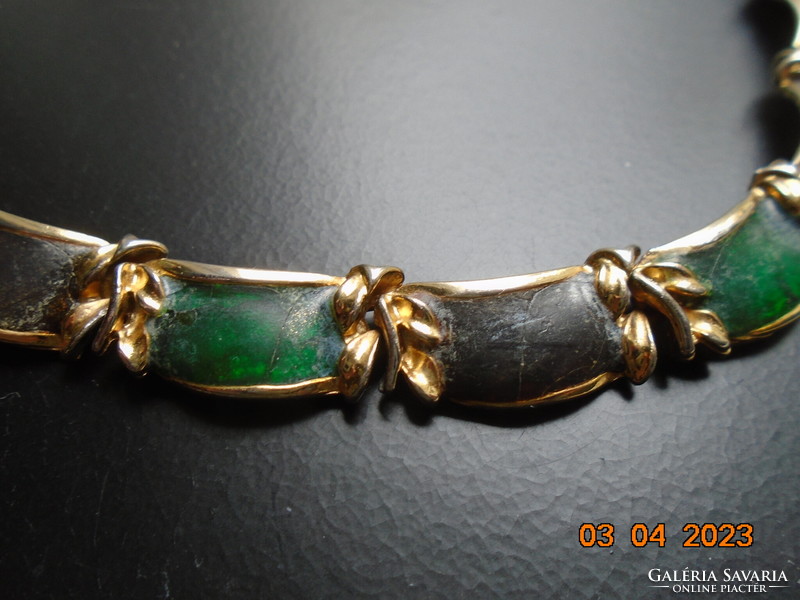 Vintage green and purple enameled 18-piece gilded neck with relief patterns on the back