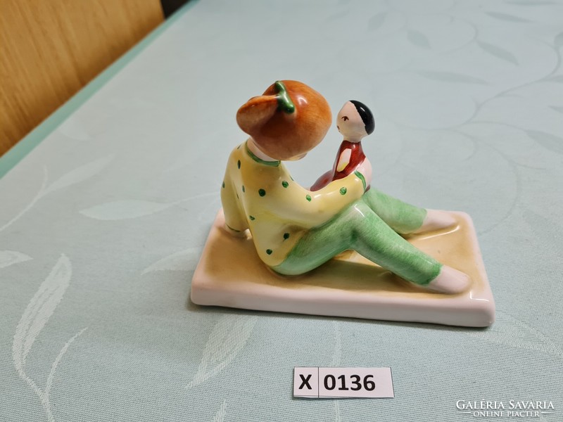 X0136 Bodrogkeresztúri babázó lány 14x11 cm