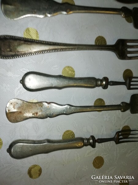 7 pieces of antique cutlery are in the condition shown in the pictures