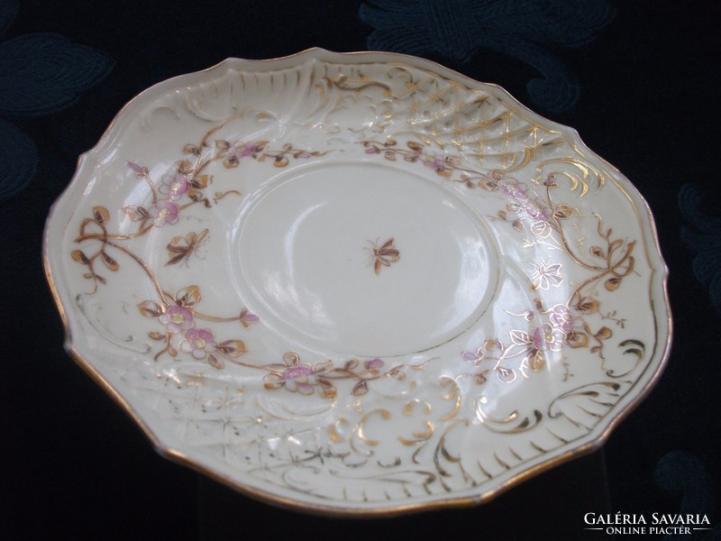19.Pl pls royal vienna rococo golden contoured flower, insect and embossed pattern plate