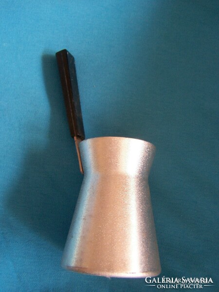 Retro kávékiöntő  alumínium test bakelit nyéllel Magassága 16 cm. Hibátlan, szép állapotú eredeti re