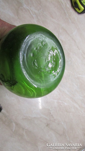 Szakított zöld üvegkancsó