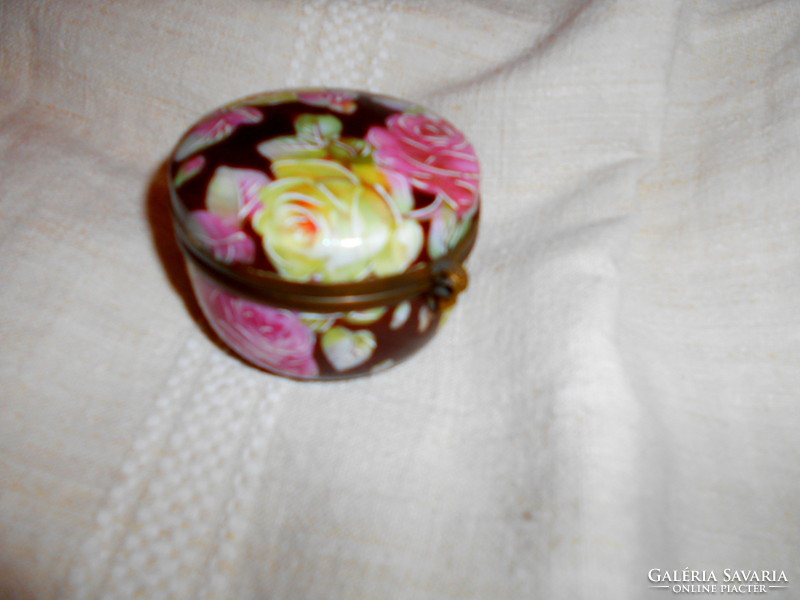 Antik  réz szerelékkel porcelán ékszertartó
