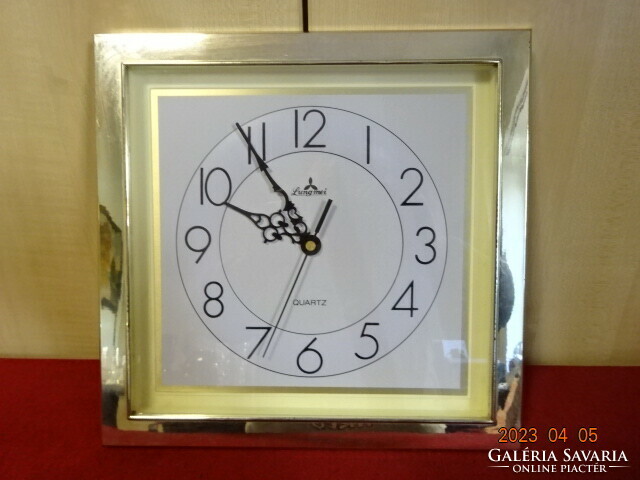 Quartz wall clock with gold border, size: 29 x 28 cm. Jokai.