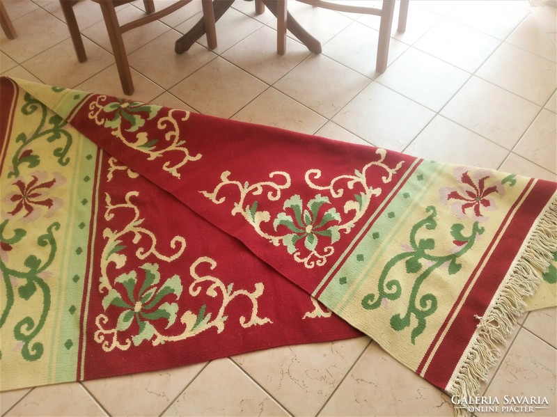 Woven wool carpet with tendrils and flowers