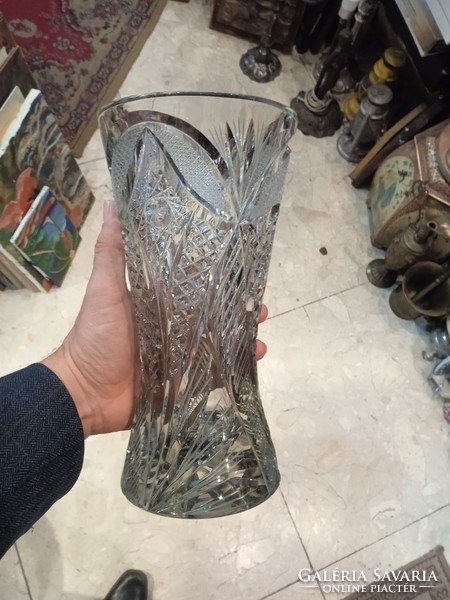 Ólomkristály váza, 28 cm-es magasságú, 8 mm-es falvastagságú.