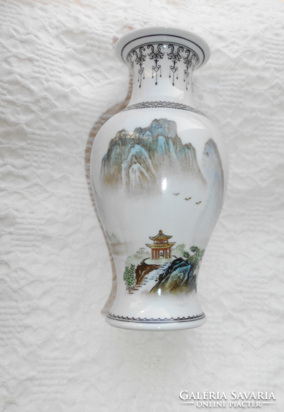 Chinese hand-painted landscape vase 16 cm