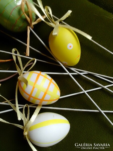 Műanyag alapon papírbevonatos, lakkozott, színes, szalagos, pálcikás hímes húsvéti tojás dekoráció