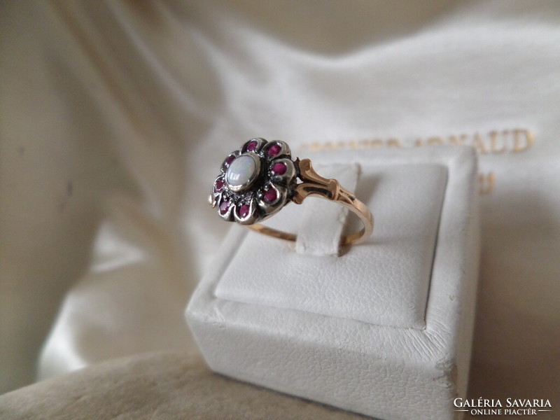 Antik margaréta arany gyűrű opállal és rubinokkal