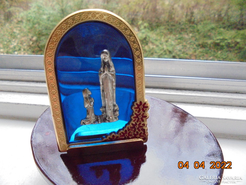 A Lourdes Szűz dombor fém kép kobalt üvegre, aranyozott  zománc virágos keretbe
