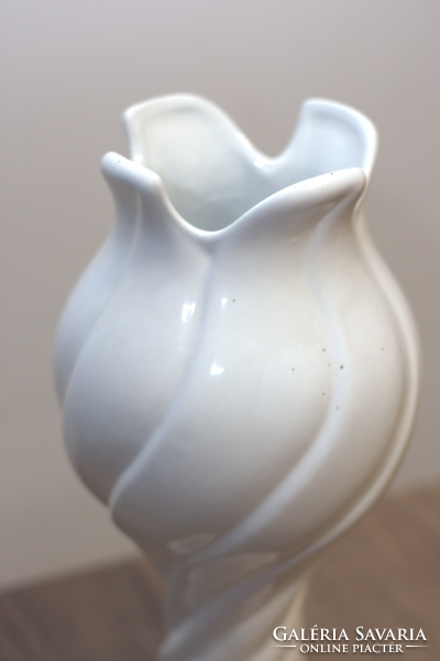Virág formájú porcelán váza