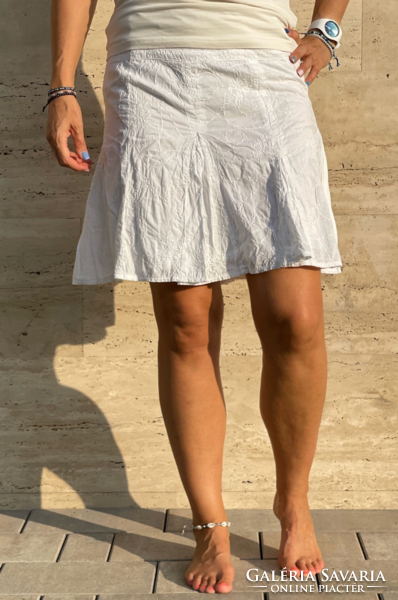 White lined mini skirt, beautiful embroidery