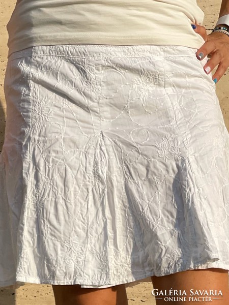 White lined mini skirt, beautiful embroidery