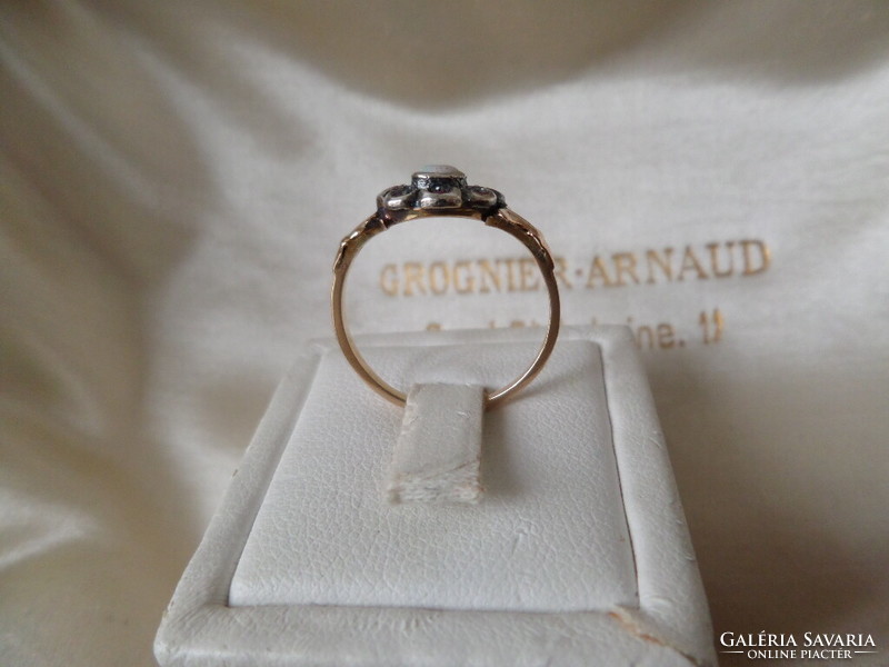 Antik margaréta arany gyűrű opállal és rubinokkal