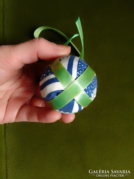 Lúdtojás méretű, textil bevonatos, selyemszalagos színes hímes húsvéti tojás dekoráció locsolóknak