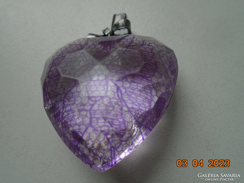 Faceted heart-shaped pendant with silver-plated patina bow