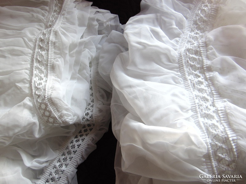 Beautiful snow-white fidres-ruffled romantic curtain set