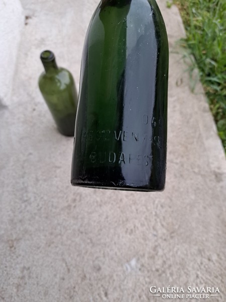 Középső Részvény Serfőző Budapest sörösüveg, bal legszélső Igmándi Keserűvíz üvegek