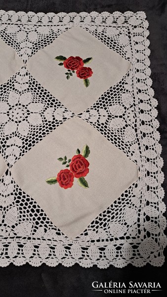 Crocheted, embroidered tablecloth (l3601)