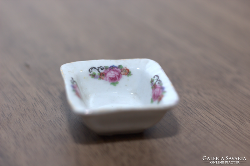 Small bowl with flower pattern