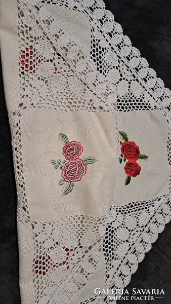Crocheted, embroidered tablecloth (l3601)