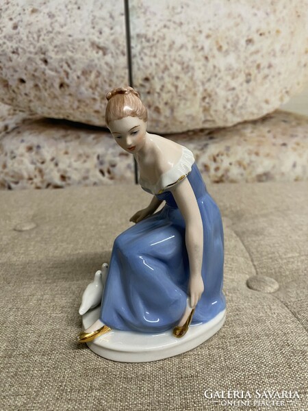 Royal dux porcelain crouching pigeon lady a43