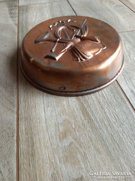 Pompás régi vadászos díszítésű acél edény (19,2x4,2 cm)