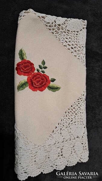 Crocheted, embroidered tablecloth (l3601)