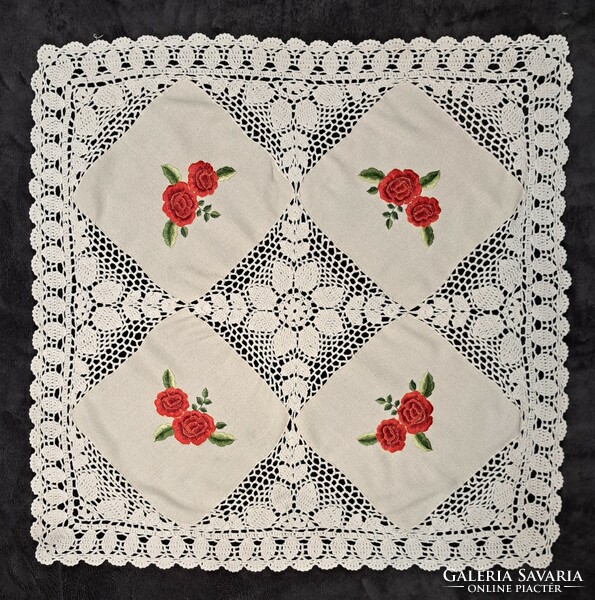 Crocheted, embroidered tablecloth (l3601)