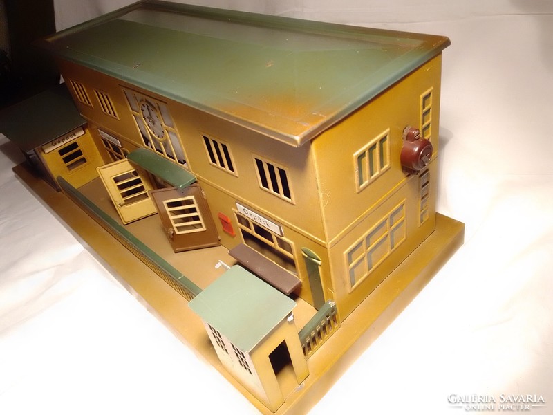 Antique old märklin 2002 no. 0 railway model train station building field table additional board game