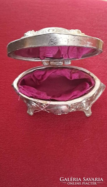 Baroque metal jewelry holder