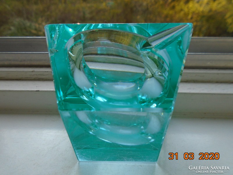 Fazettált türkiz kristály díszüveg ovális bemélyedéssel