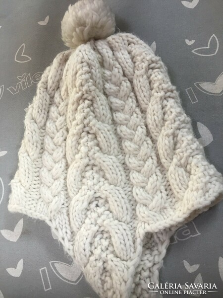 Adult wool cap, hand-knitted