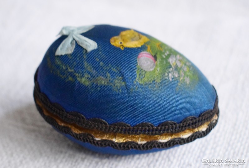 Antik húsvéti papírmasé tojás díszes festett selyem borítás fémszál masni benne csibe figura 8,5 cm