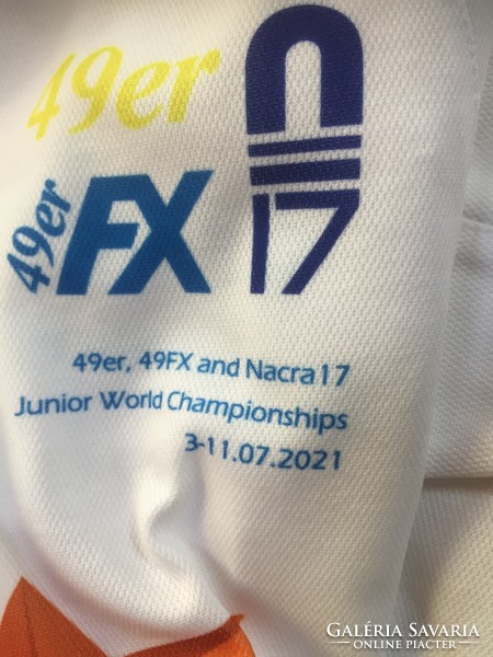 Vitorlás női sport-póló, JHK márkájú, a 2021. évi junior világbajnokság emblémájával