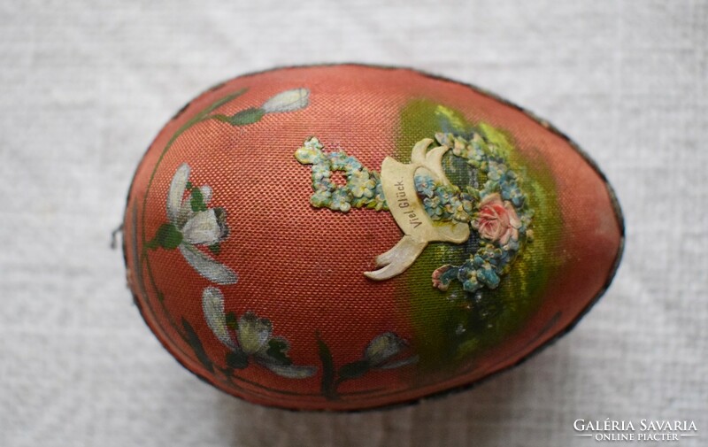 Antik húsvéti papírmasé tojás díszes festett selyem borítás fémszál benne papír nyúl figura 8,5x6 cm