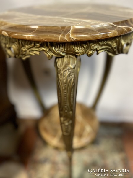With a classic style marble phone table