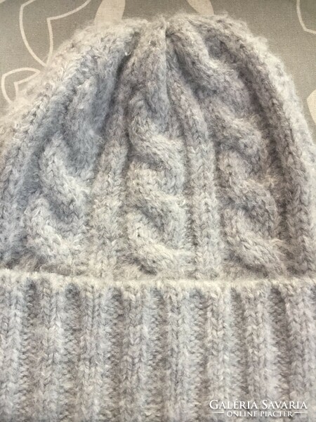 Very soft knitted cap with braided pattern