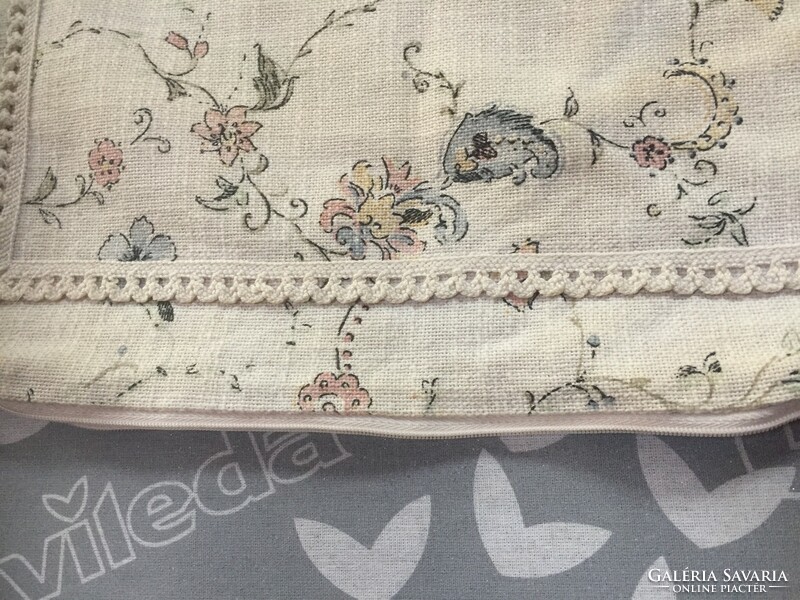 Vintage decorative cushion cover, made of pastel-colored canvas material with classic patterns