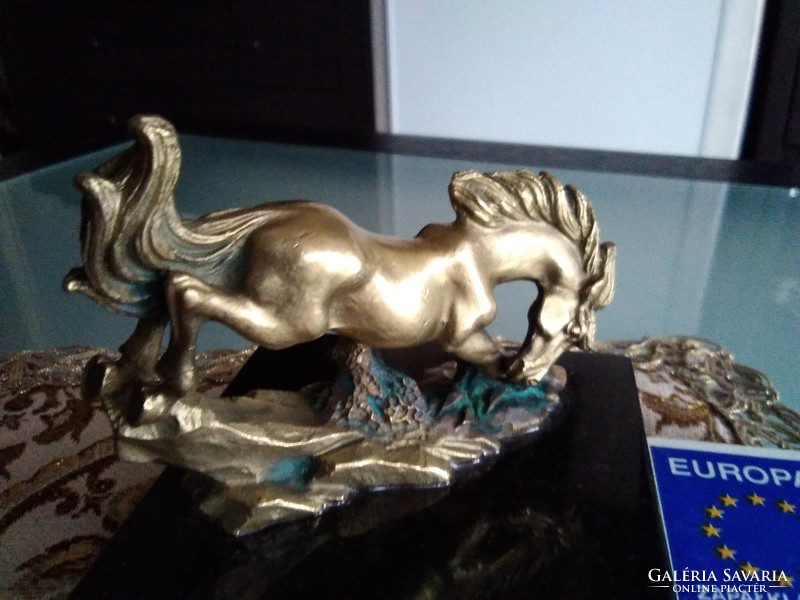 Vágtázó ló bronz szobor fekete márvány talpon aprólékos, élethű kidolgozással!