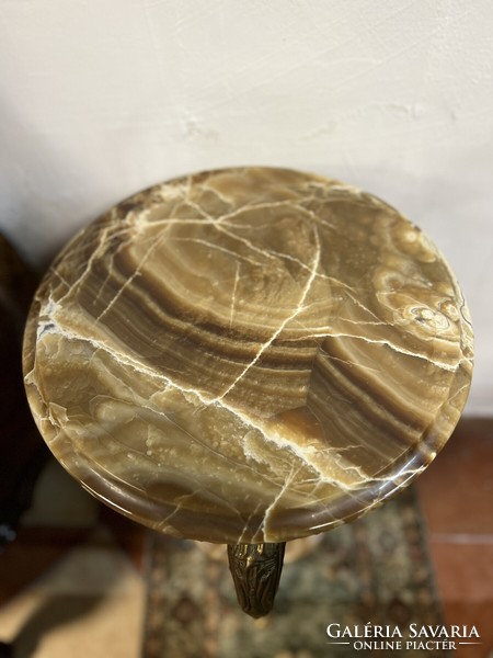 With a classic style marble phone table