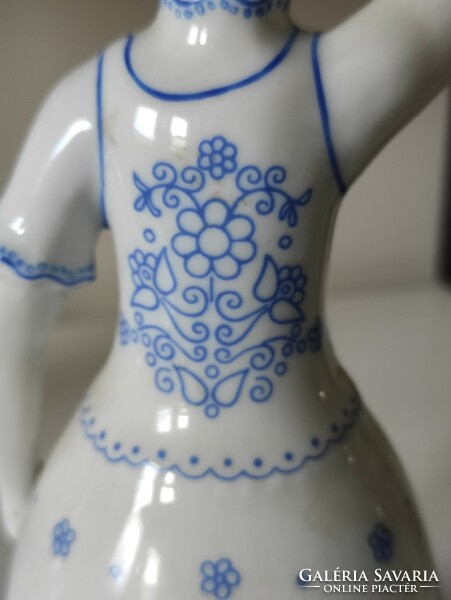 Hollóházi almaszedő lány kékfestő népviseletben, kézzel festett porcelán szobor gyűjtői darab