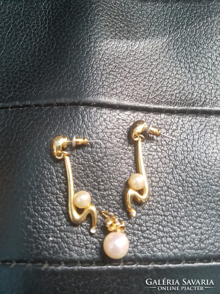 Casual beaded earrings + pendant in one.
