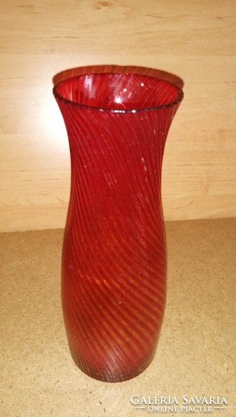 Piros bordás üveg váza 21 cm magas (1/d)