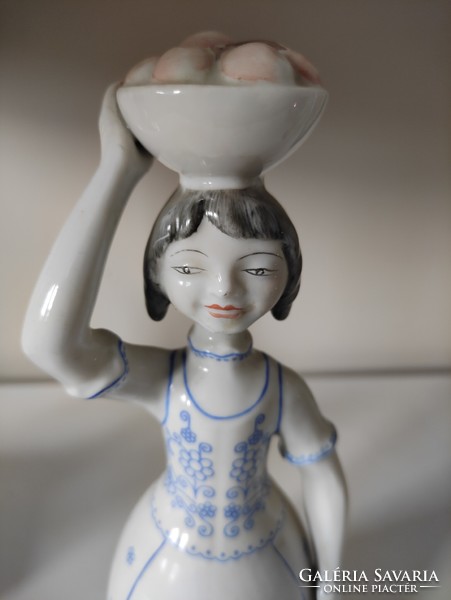 Hollóházi almaszedő lány kékfestő népviseletben, kézzel festett porcelán szobor gyűjtői darab