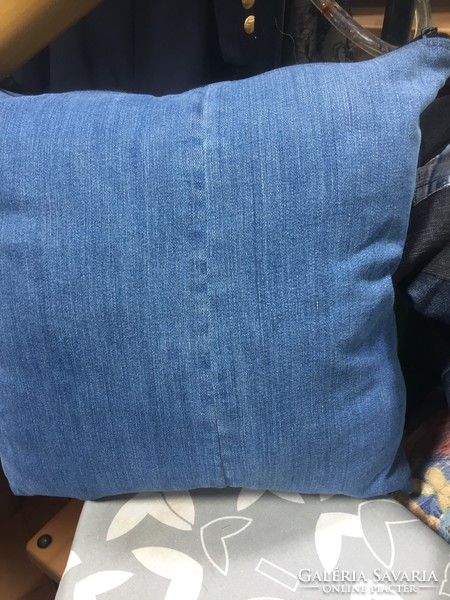 Decorative cushion cover, made of denim material, with 5 usable pockets. Recycled product from old jeans 2.