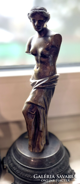 Bronze statue of Venus