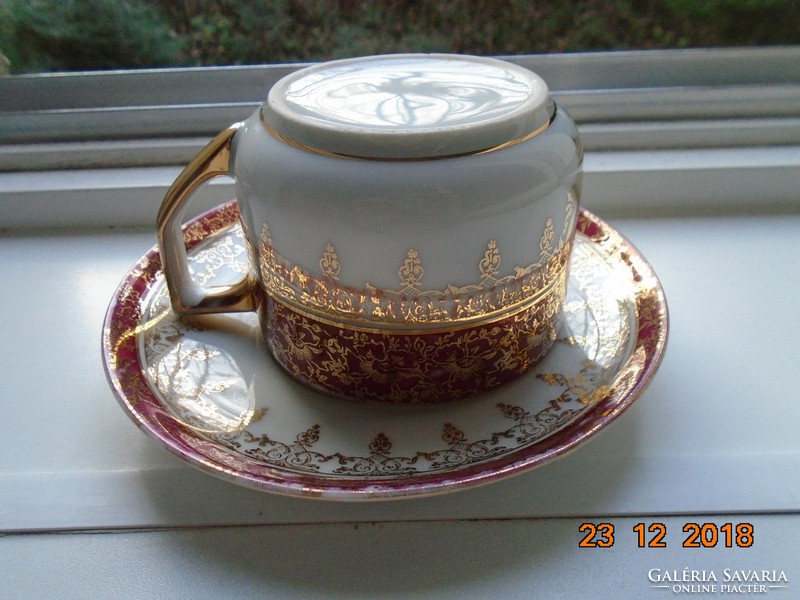 Gold brocade with patterns, a mythological scene with an antique Altwien-style tea cup coaster