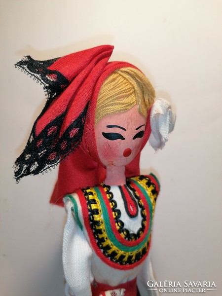 Folk costume doll (981)