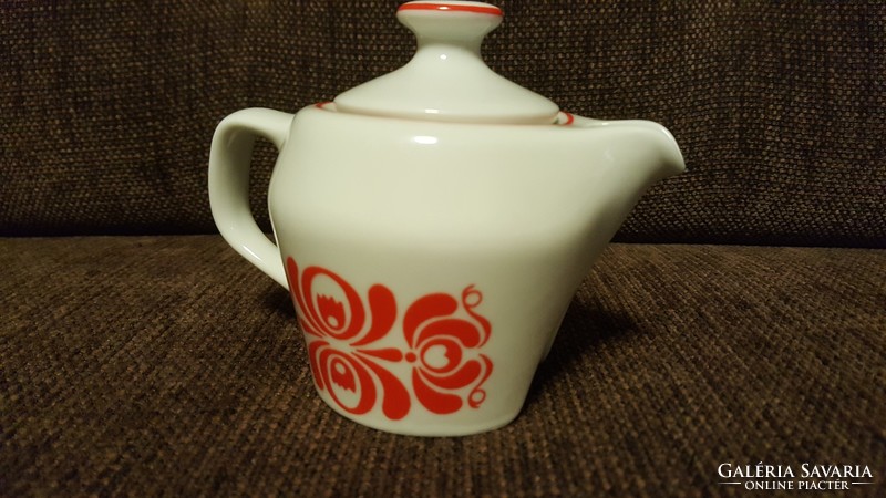 Porcelain coffee pourer with old Hólloháza mark